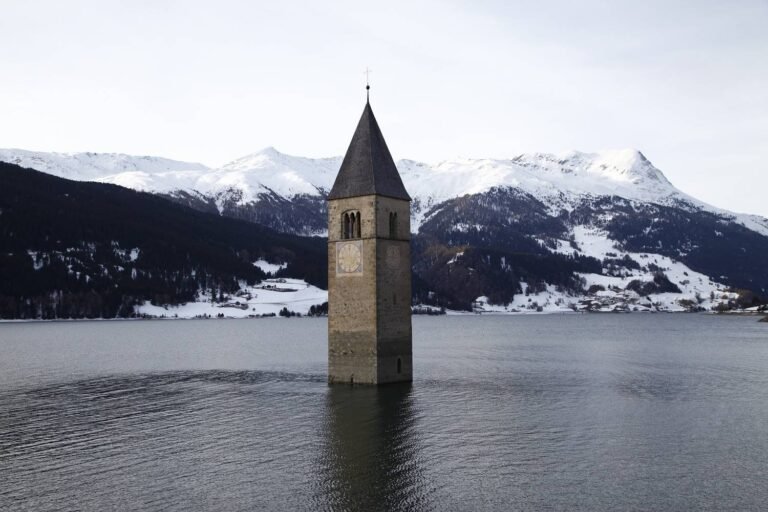 Un village submergé par les eaux refait surface