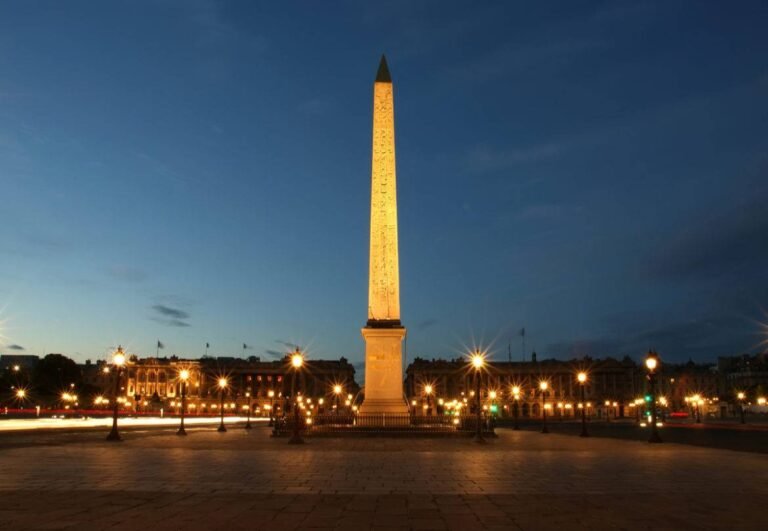 Le plus vieux monument de Paris est …