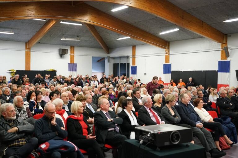 Le conseil municipal était réuni autour de
