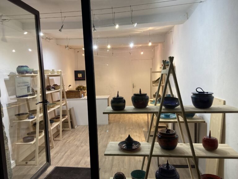Inauguration de la galerie de céramiques artisanales