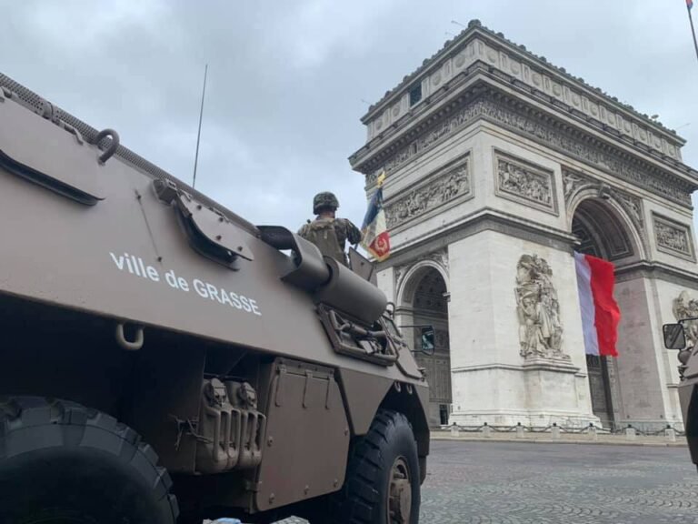 Le « Ville de Grasse » sur les Champs-Élysées