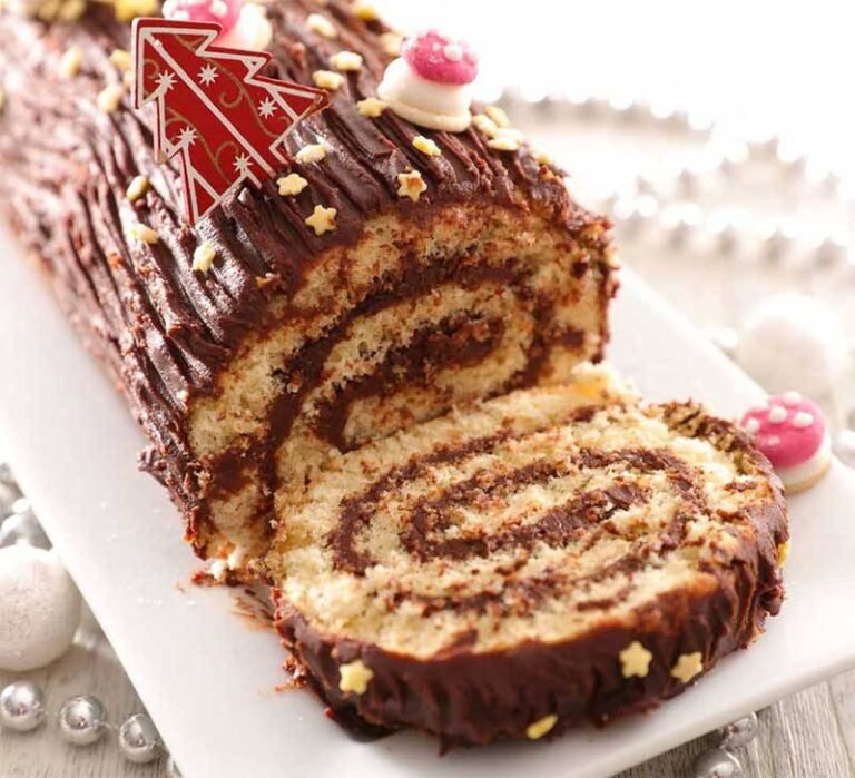 Traditionnelle bûche de Noël roulée chocolat-noisette