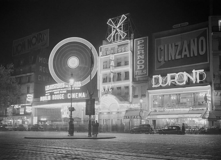 Le 6 octobre 1889, le Moulin-Rouge est inauguré