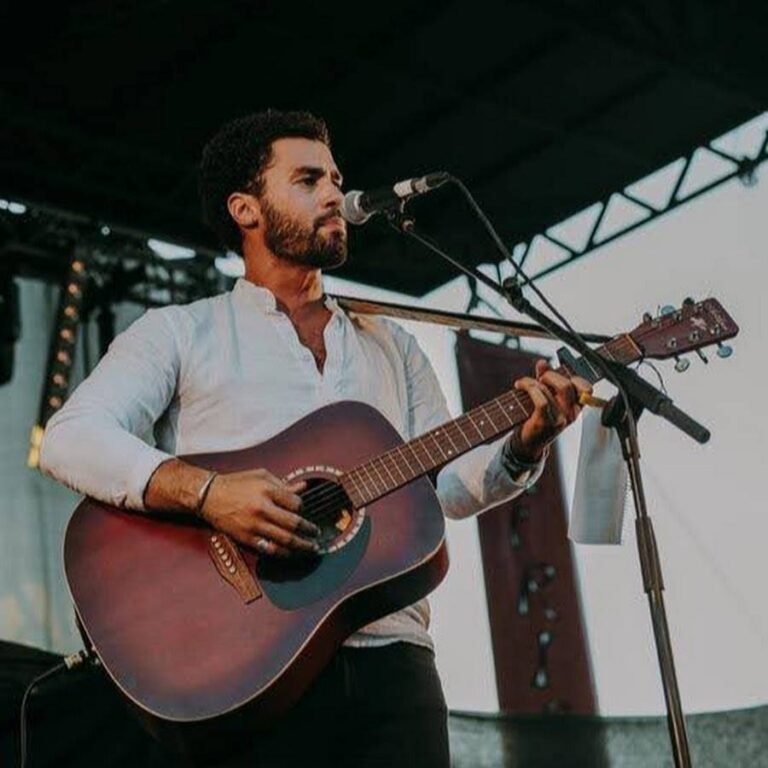 Une guitare, un guembri et une voix de velours…