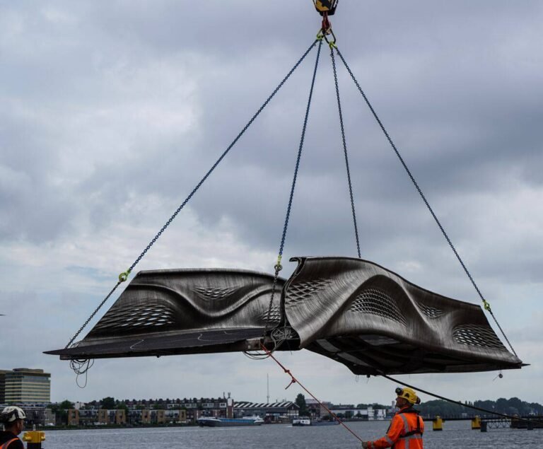Amsterdam inaugure le premier pont en acier…