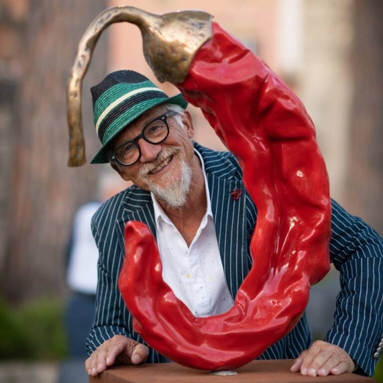 Le sculpteur italien Giuseppe Carta