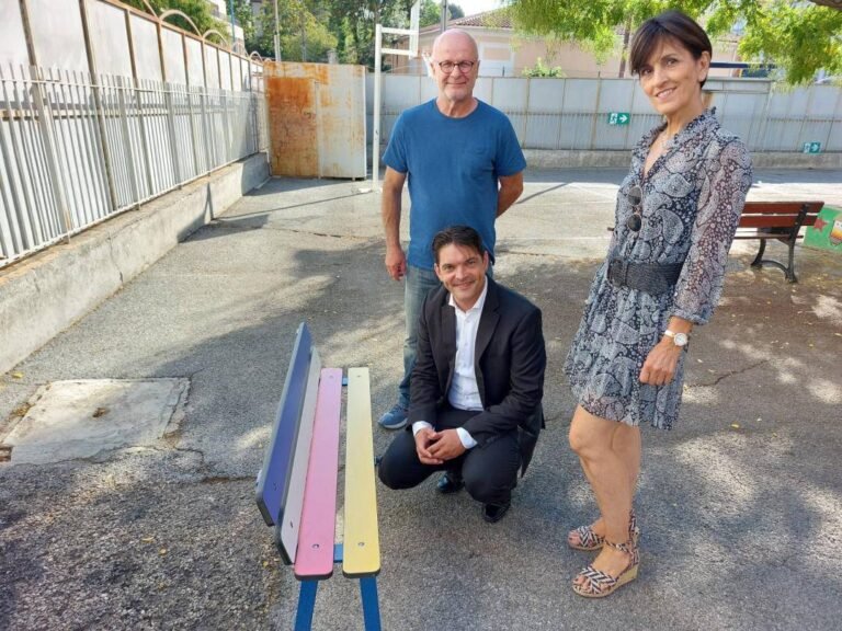 S&rsquo;asseoir sur un banc,