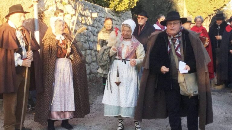 La traditionnelle montée des santons