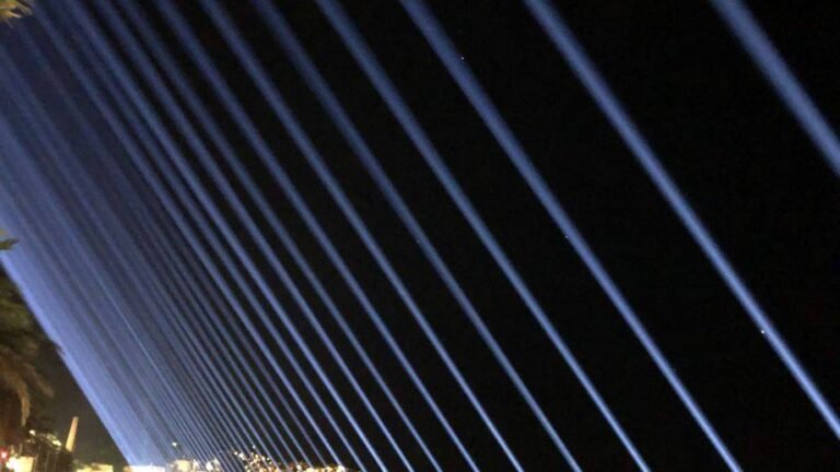 86 faisceaux lumineux ont illuminé le ciel