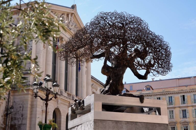 La sculpture qui remplace la fontaine…