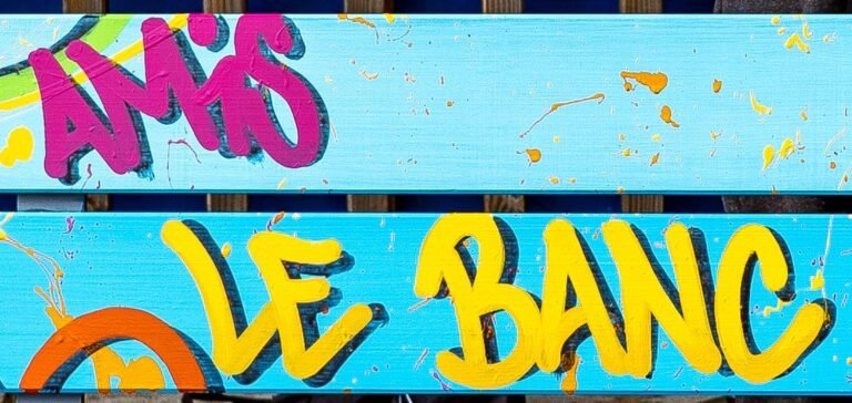 Un artiste, 1 banc, une école
