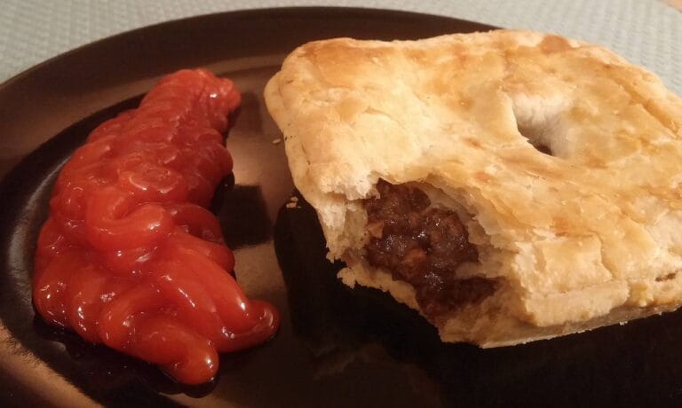 Tourte au poulet, champignons et lardons