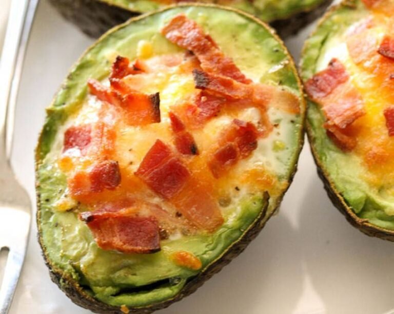 Œufs en cocotte d&rsquo;avocat au bacon