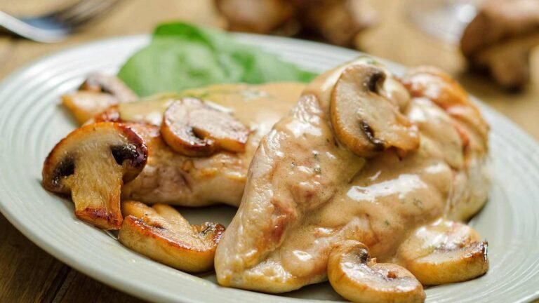 Poulet à la crème et aux champignons