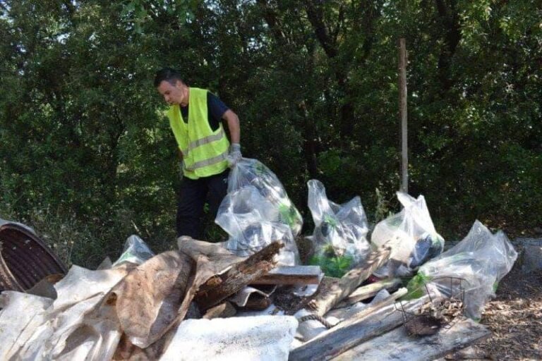 Des tonnes de déchets sur les bords des routes…