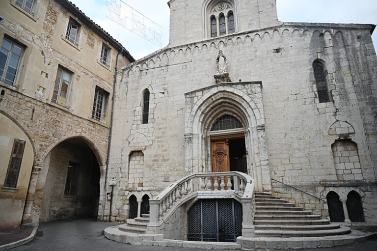 La mystérieuse organisation SEPPPDA demande la vente de la cathédrale de Grasse !