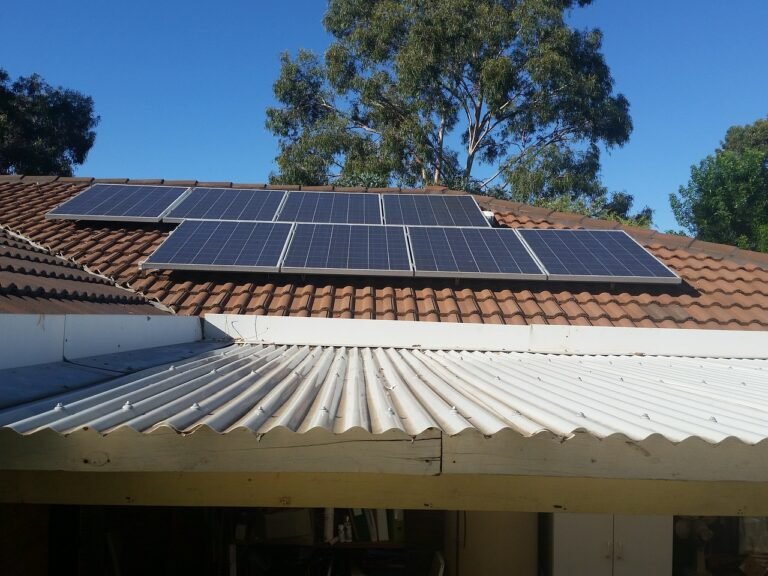 À Peymeinade, l’énergie citoyenne prend son envol sur les toits d’une école !