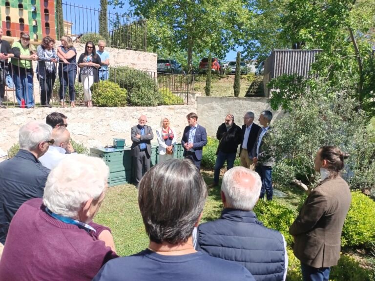 Grasse creuse son sillon vert