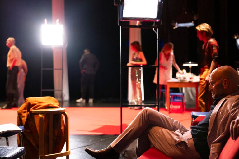 À Grasse, le Théâtre s’embrase : “Opening Night” de DE HOE,